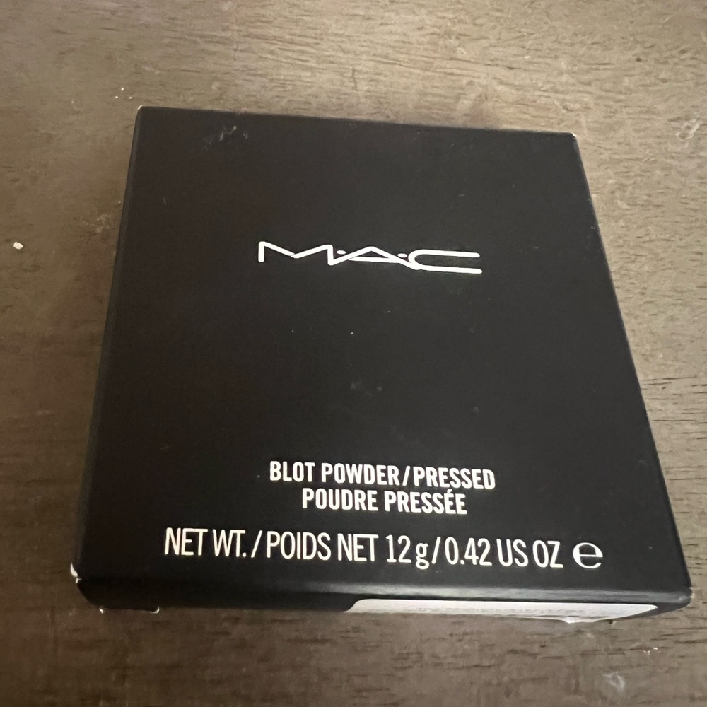 MAC Blot Powder in color : light